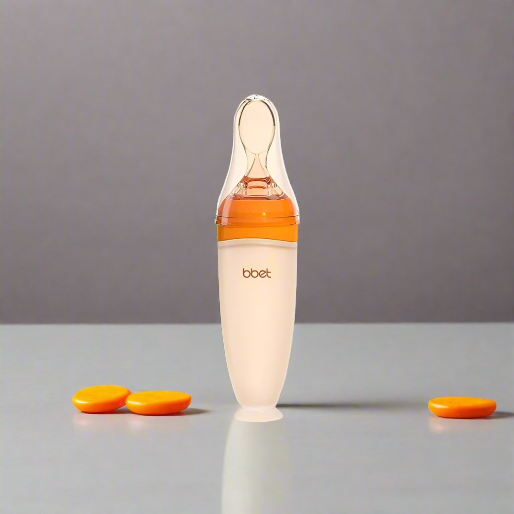 BabyHap™ Lepel-Knijpfles met Oranje en witte accenten op een ondergrond. De fles is ideaal voor stressvrij voeden, gemaakt van voedselveilige siliconen en eenvoudig schoon te maken.