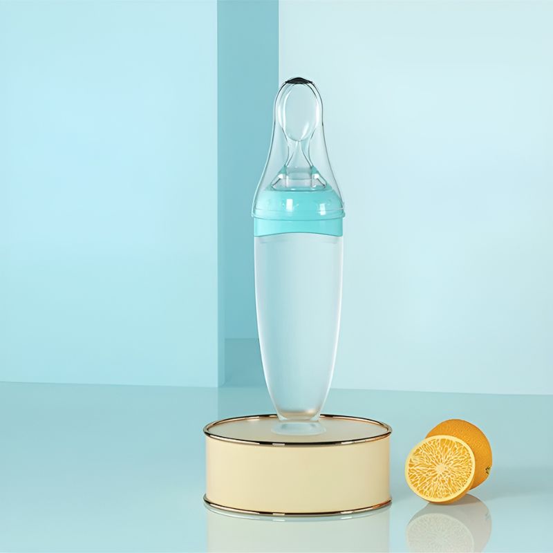 BabyHap™ Lepel-Knijpfles met Blauw en witte accenten op een ondergrond. De fles is ideaal voor stressvrij voeden, gemaakt van voedselveilige siliconen en eenvoudig schoon te maken.