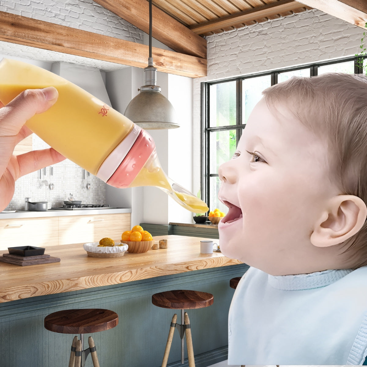 BabyHap™ lepel-knijpfles in gebruik. Een baby wordt moeiteloos gevoed zonder geknoei, terwijl de fles een zachte, gele substantie met gemak doseert.