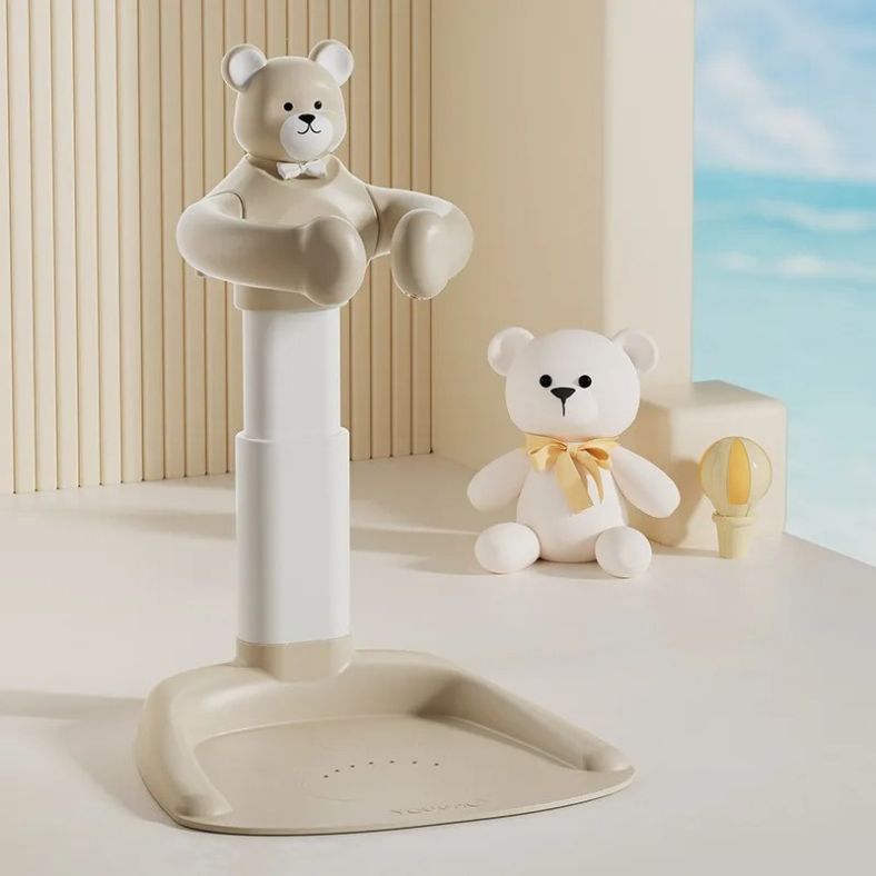 Beige Lumboo™ – Veilig Staand Badrek voor Kleintjes van Inicala.nl met schattig berenontwerp, ontworpen voor stabiel, veilig douchen van je kindje in een zachte, kindvriendelijke setting.
