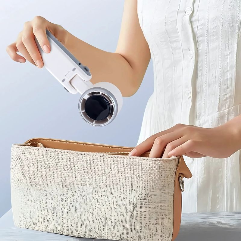 BreezeBuddy™ ventilator – compact en inklapbaar model dat moeiteloos in een handtas past, beschikbaar op Inicala.nl.