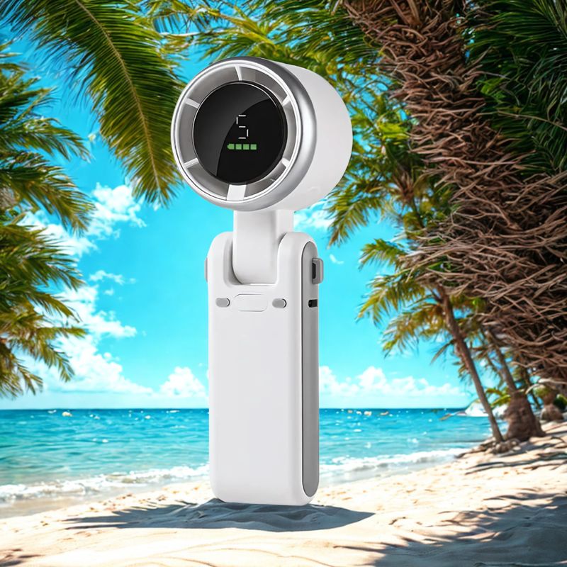 BreezeBuddy™ wit – jouw zomerse lifesaver van Inicala.nl. Compact, krachtig en altijd koel, zelfs onder de palmbomen.