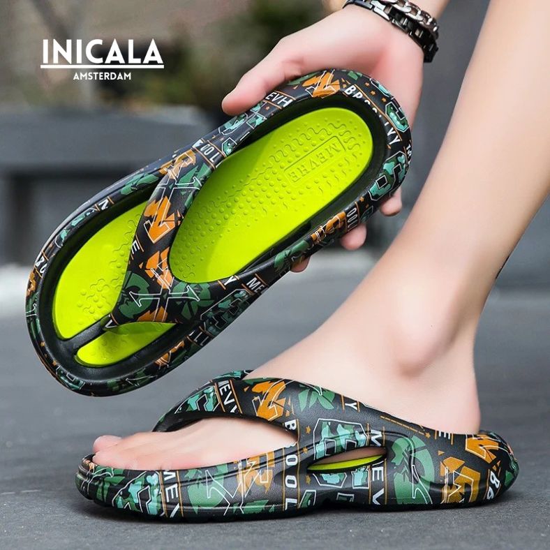 CloudRift™ – Ergonomische Slippers met felgroene zool en sportieve urban-print. Biedt ultiem comfort, grip en ventilatie bij elke stap. Perfect voor zomeravonden of relaxte dagen. Te koop op Inicala.nl.