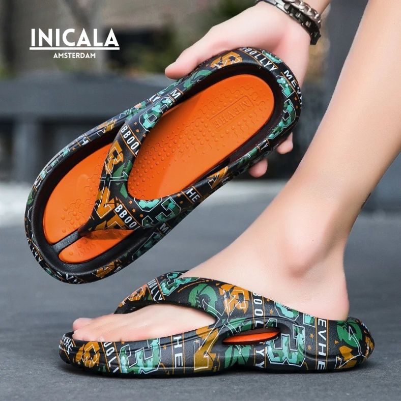 CloudRift™ – Ergonomische Slippers met oranje zool en sportieve print. Ultiem loopcomfort, perfecte demping en grip. Ideaal voor binnen en buiten. Verkrijgbaar via Inicala.nl.