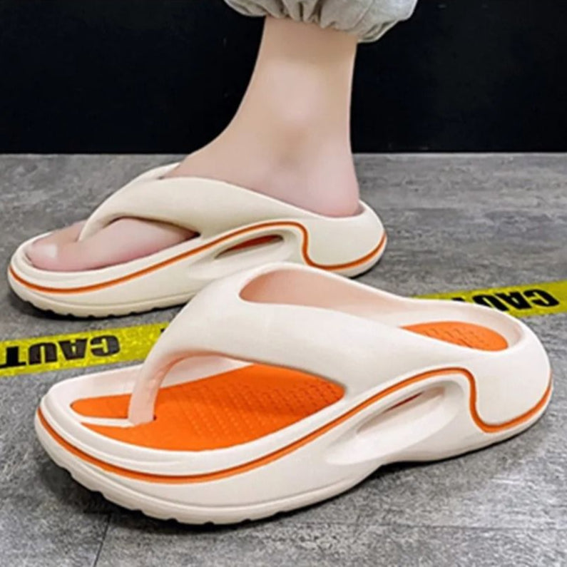 CloudRift™ – Ergonomische Slippers van Inicala.nl in crèmekleur met oranje zool. Lichtgewicht en schokdempend, perfect voor dagelijks comfort en stijl — thuis of onderweg.
