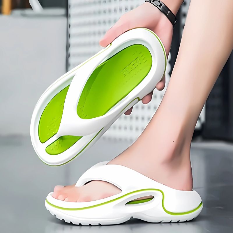 CloudRift™ – Ergonomische Slippers van Inicala.nl in wit met limoengroen. Lichtgewicht, stijlvol en ontworpen voor ultiem draagcomfort, perfect voor dagelijks gebruik of relaxen.