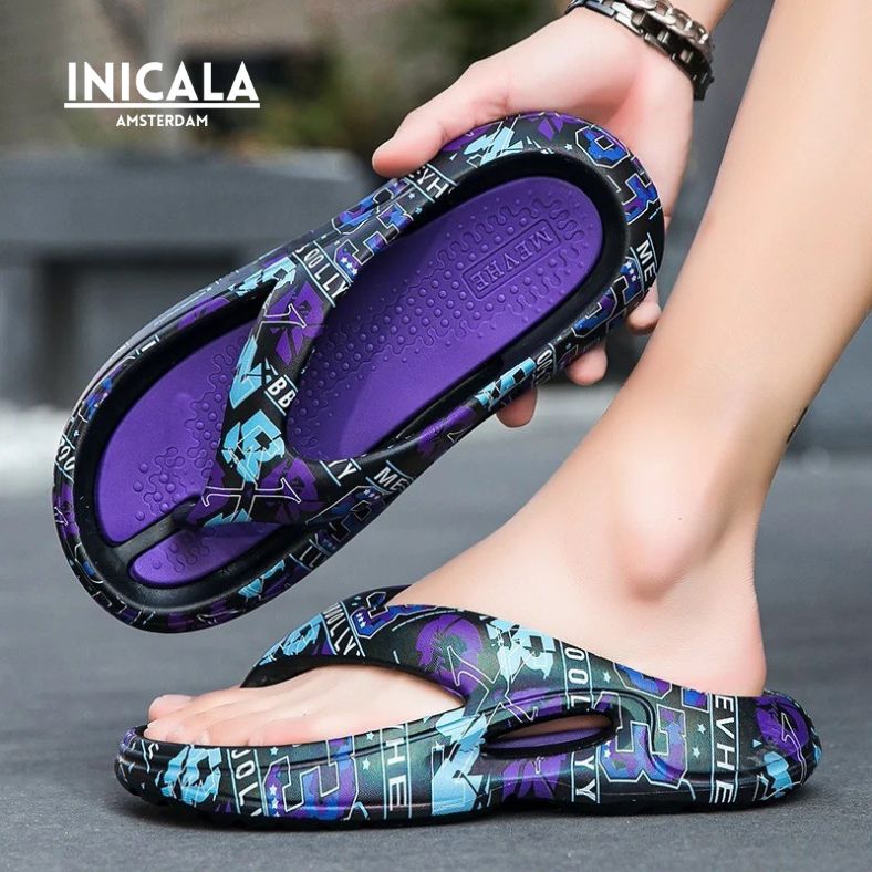 CloudRift™ ergonomische slippers met dikke paarse zool en sportieve print voor ultiem comfort en grip. Ideaal voor dagelijks gebruik. Verkrijgbaar via Inicala.nl.