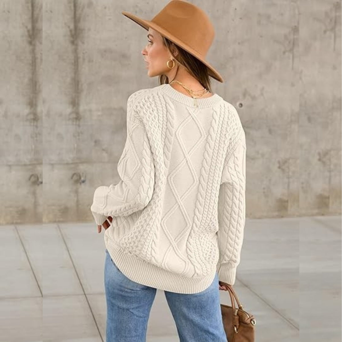 Mia™ Retro Sweater - Stijlvolle kabelgebreide trui met relaxte pasvorm en vintage uitstraling. Verkrijgbaar op Inicala.nl.