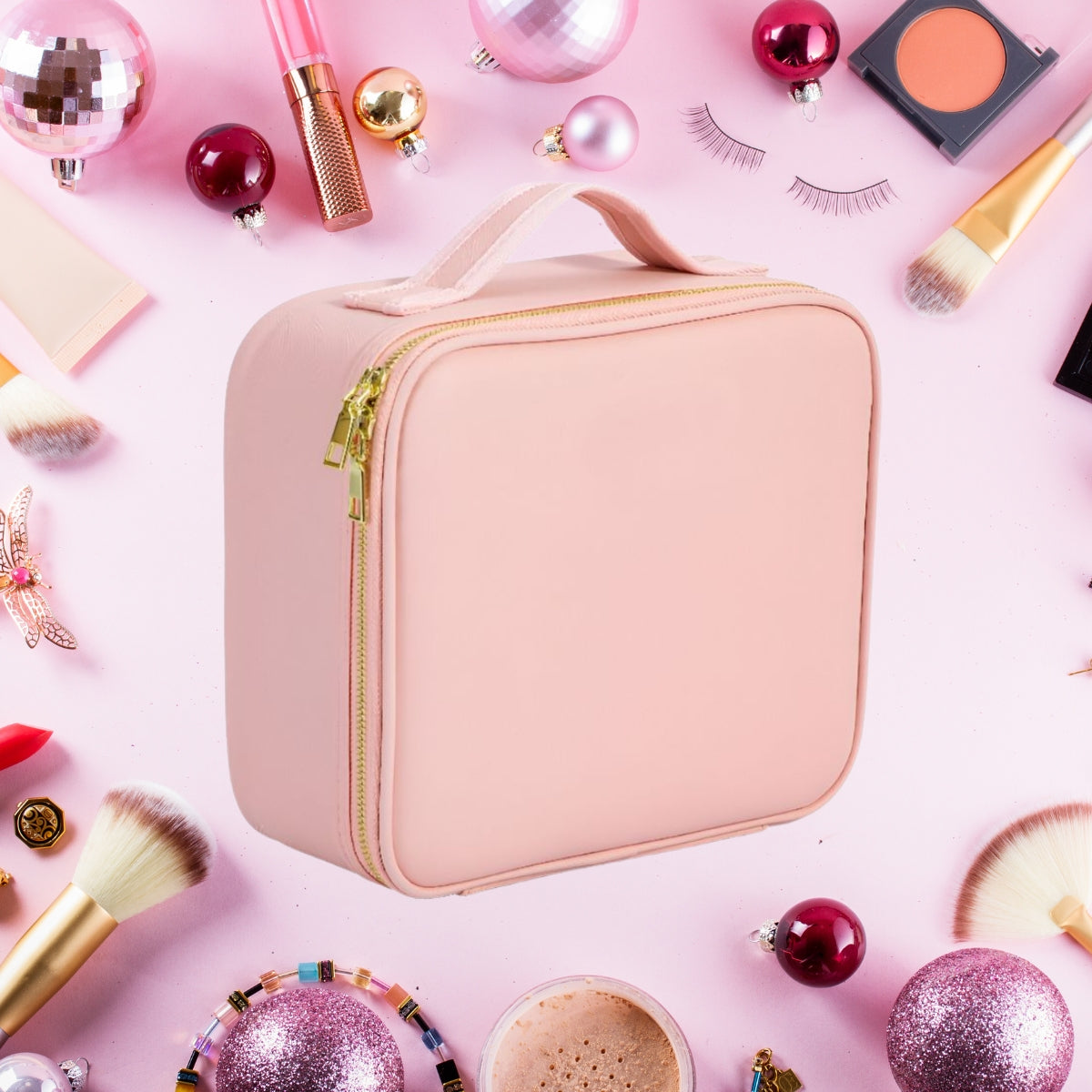 De GlamVista™ LED Makeup Organizer in elegant roze. Compact en stijlvol met een stevige rits en handgreep, ideaal om al je make-up essentials georganiseerd en beschermd te houden, thuis of onderweg.