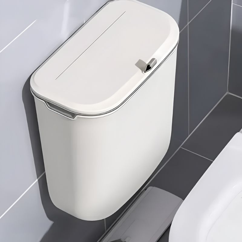 Een strakke, witte HydroBin™ gemonteerd aan een badkamerwand. Deze compacte, moderne afvalbak past naadloos in elke badkamerstijl en zorgt ervoor dat geurig goed afgesloten blijft.