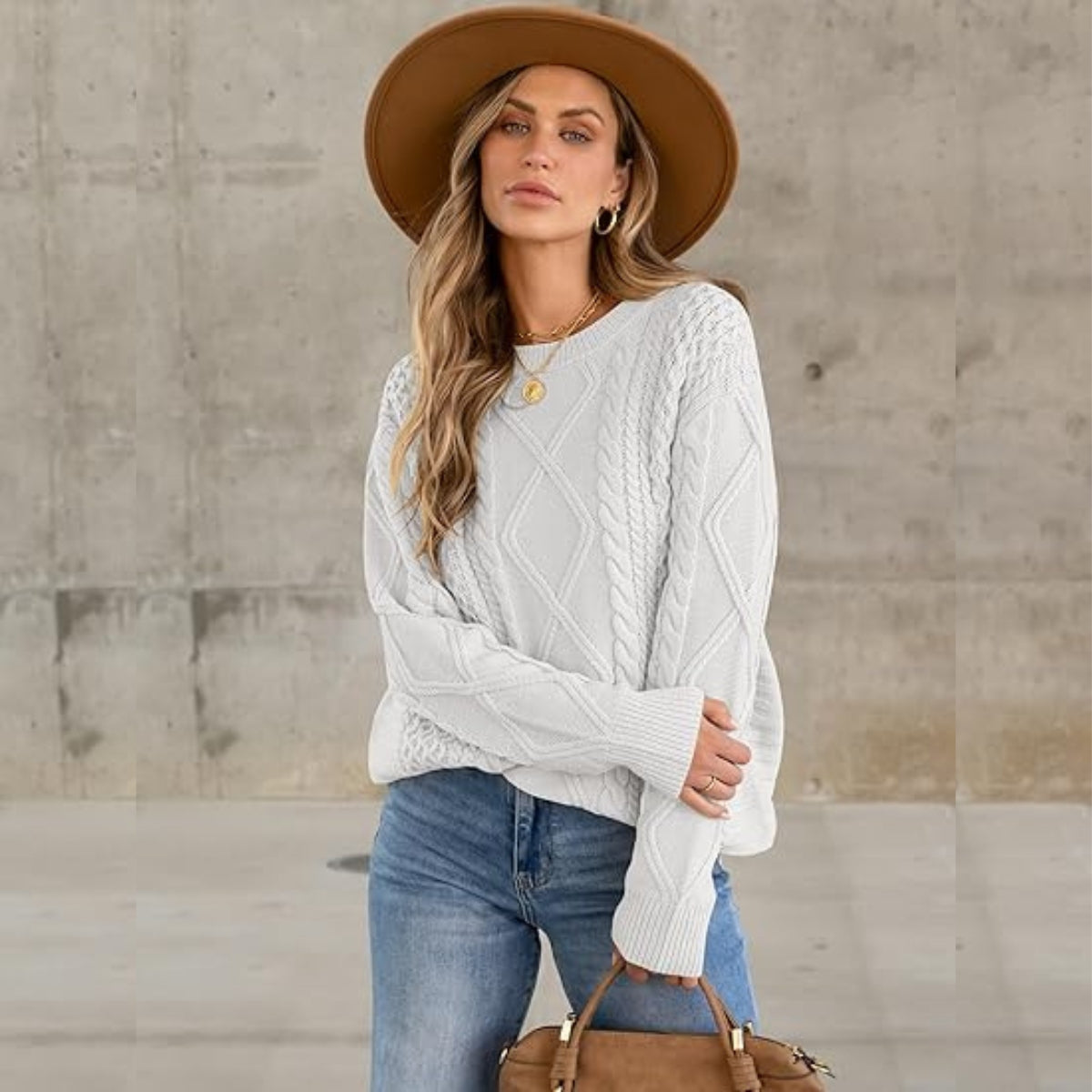 Mia™ Retro Sweater – Stijlvolle lichtgrijze kabelgebreide trui met oversized pasvorm en vintage look. Verkrijgbaar op Inicala.nl.