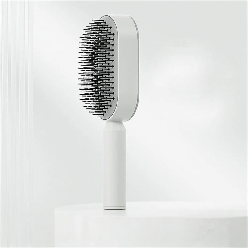 De SwiftBrush™ Zelfreinigende Massage Haarborstel in een elegant wit ontwerp, biedt een eenvoudige en hygiënische manier om je haar te verzorgen met één druk op de knop.