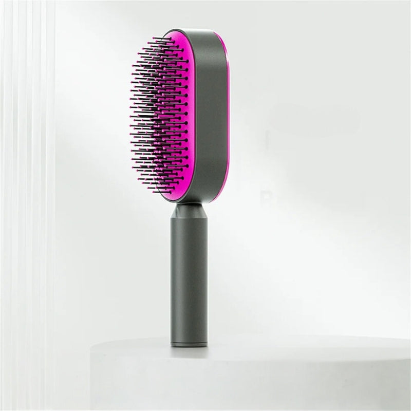 De SwiftBrush™ Zelfreinigende Massage Haarborstel in een strak zwart en paarse ontwerp, biedt een moderne en stijlvolle haarverzorgingservaring met zelfreinigende technologie.