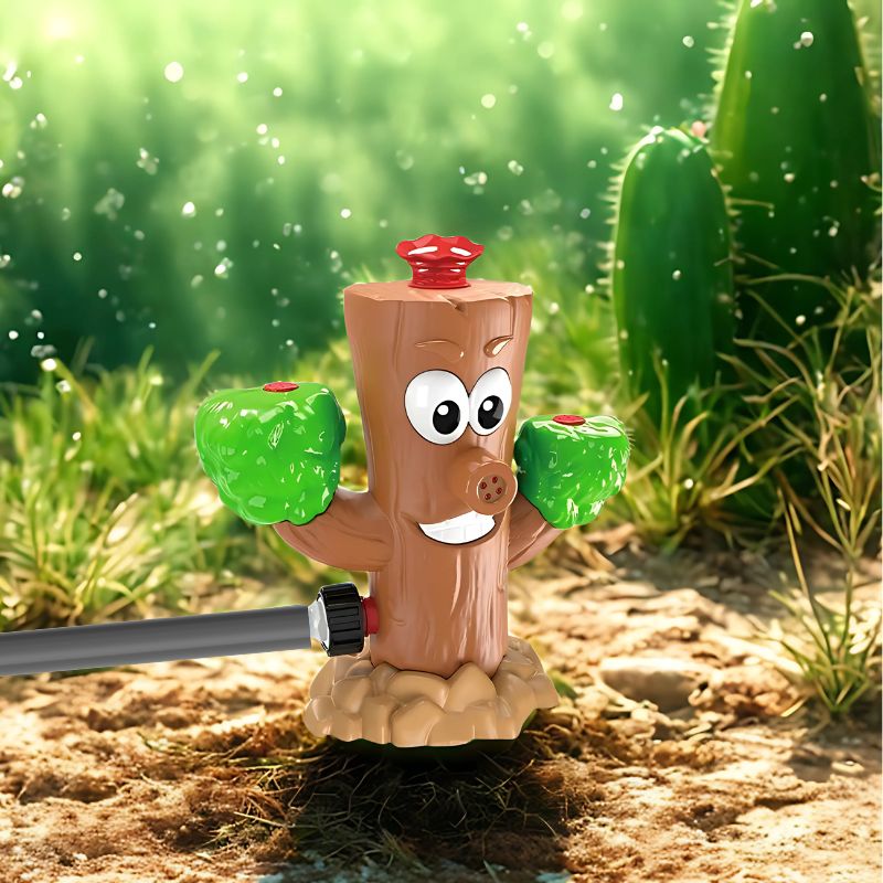 De grappige SplashBall™ boom-watersproeier in een groene, zonnige tuin, spuit verfrissend water voor actieve buitenspeelplezier. Eenvoudig aan te sluiten op je tuinslang, verkrijgbaar bij Inicala.nl.