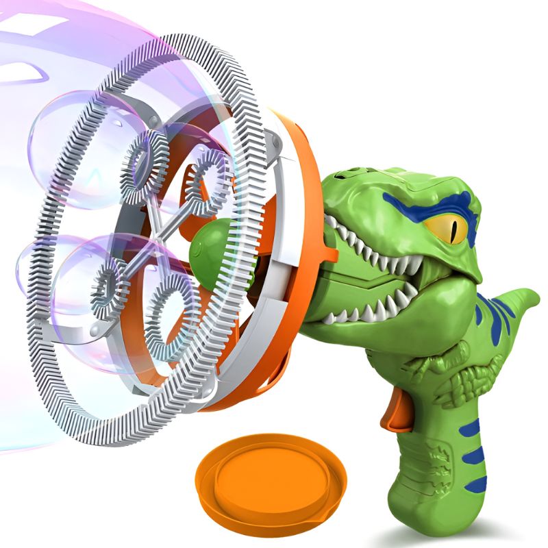 Een close-up van een groen DinoBlazers Bellenblaaspistool. Ontworpen in de vorm van een dinosaurus, blaast dit speelse pistool op indrukwekkende wijze grote, sprankelende bellen met behulp van een geavanceerd mechanisme. Ideaal voor buitenplezier en gegarandeerd een hit bij kinderen.