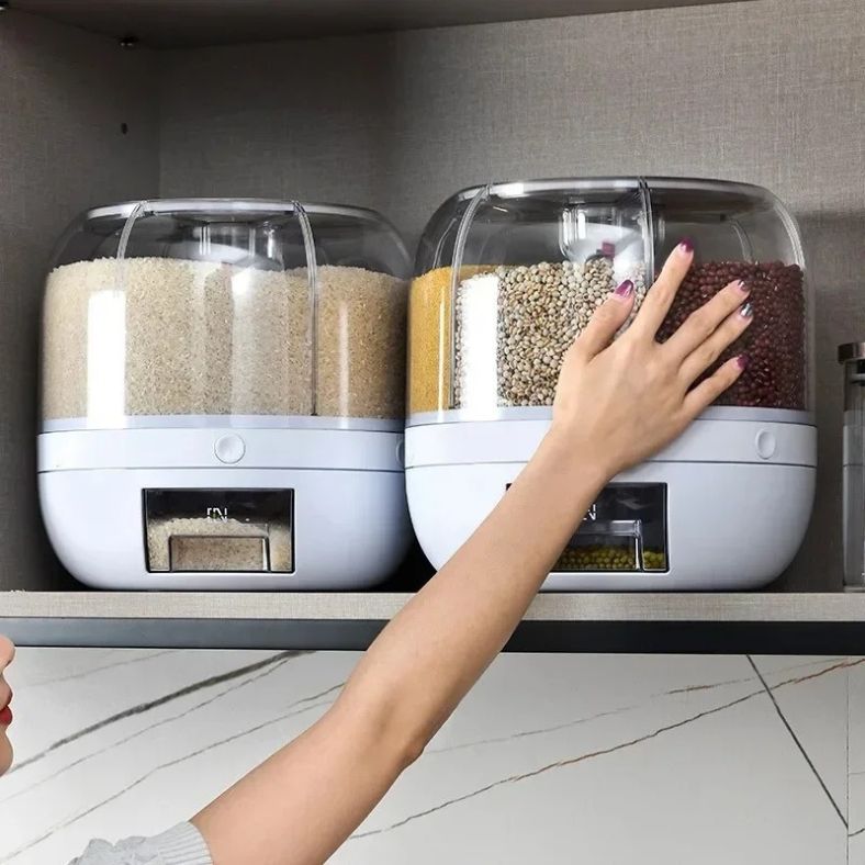 Dispello™ van Inicala.nl – twee slimme 6-in-1 voorraadcontainers in een keukenkastje, gevuld met rijst, granen en bonen. Handig draaibaar ontwerp voor directe toegang.
