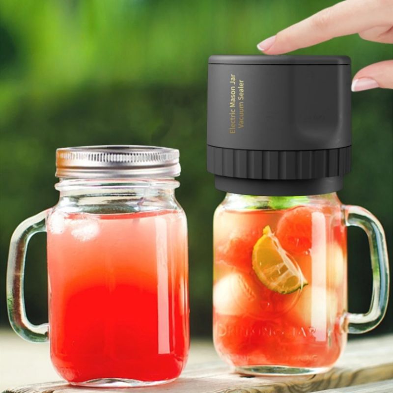 EcoSeal Elektrische Vacuümsealer - Deze handige zwarte sealer verzegelt moeiteloos Mason-potten, ideaal voor sappen en smoothies. Houdt langer vers en efficiënt. Perfect voor dagelijks gebruik en thuisbewaring.