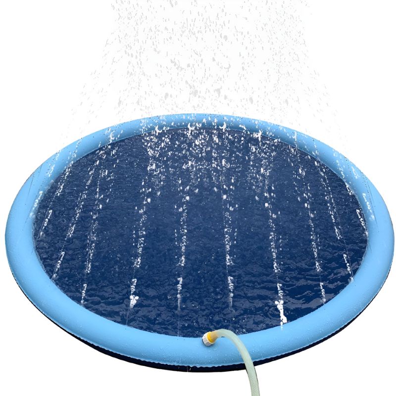 Een ronde, blauwe SplashPad™ FonteinMat met zachte waterstralen die vanuit de rand omhoog spuiten. Een aangesloten tuinslang zorgt voor een constante watercirculatie, ideaal voor verkoeling en speelplezier op warme dagen. inicala.nl