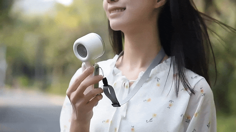 BreezeBuddy™ van Inicala.nl – moeiteloos uit je tas gehaald en meteen klaar om te koelen. Compact, draagbaar en altijd binnen handbereik.