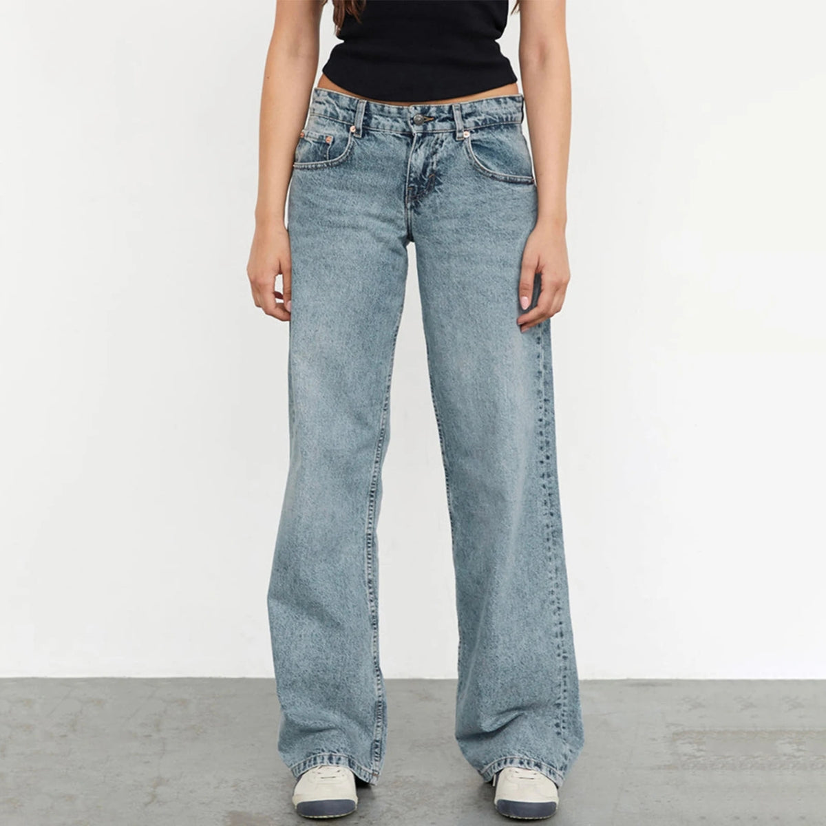 Een lichtblauwe variant van de Amara Retro-Low Jeans, ontworpen voor moeiteloos comfort en een tijdloze retro uitstraling. Een veelzijdige toevoeging aan je garderobe. Ontdek meer op Inicala.nl!