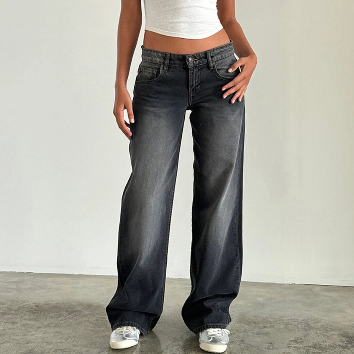 Een stijlvolle close-up van de Amara Retro-Low Jeans in een donkere vintage wassing, perfect voor een moderne retro-look. Verkrijgbaar op Inicala.nl!