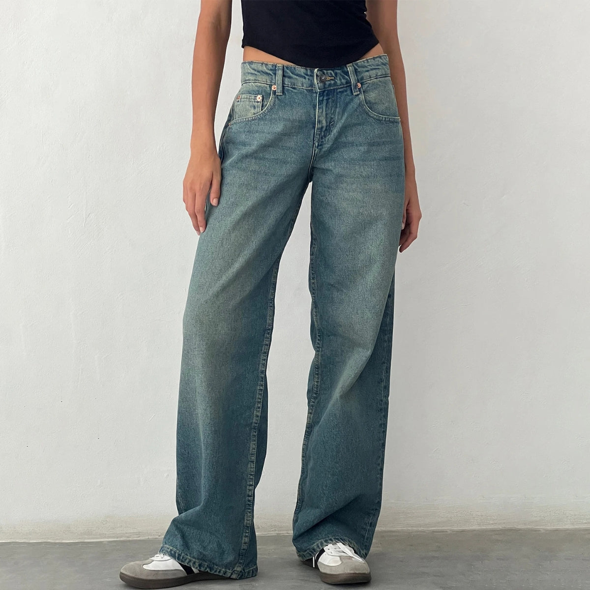 Een volledige weergave van de Amara Retro-Low Jeans in een vintage groenachtige tint. Deze jeans biedt een comfortabele, losvallende pasvorm en een tijdloze retro stijl. Verkrijgbaar op Inicala.nl!