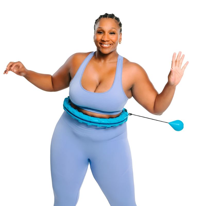Een vrouw in lichtblauwe sportkleding gebruikt een verstelbare fitnesshoepel, tegenstrijdig en genoten van een energieke workout.