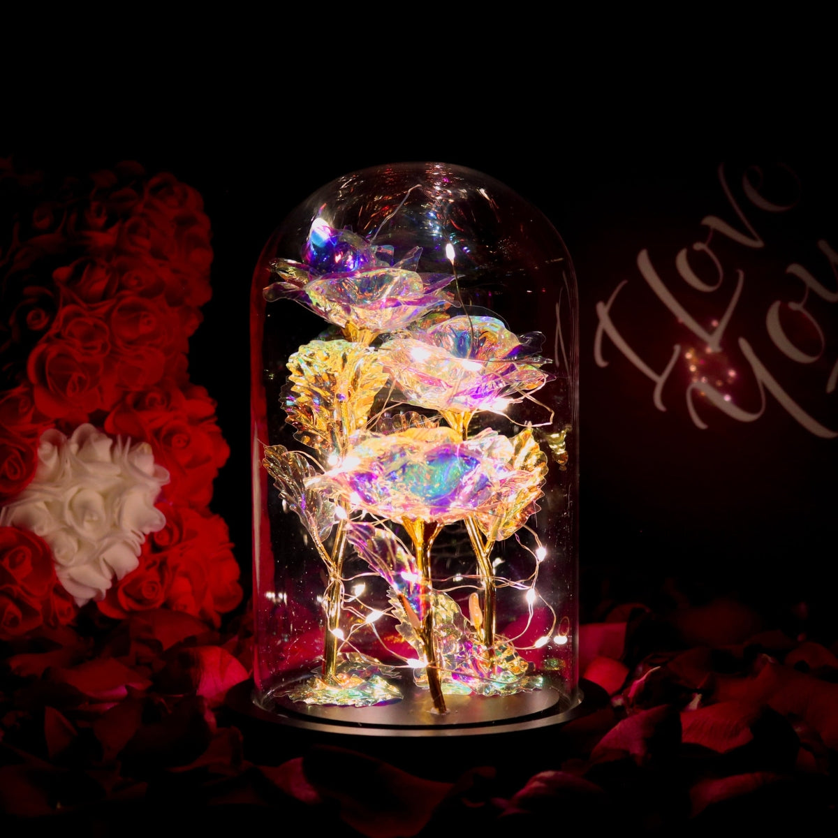Een adembenemend boeket van glinsterende iriserende rozen, verlicht door delicate LED-lichtjes en beschermd in een elegante glazen stolp. Een tijdloos romantisch symbool.