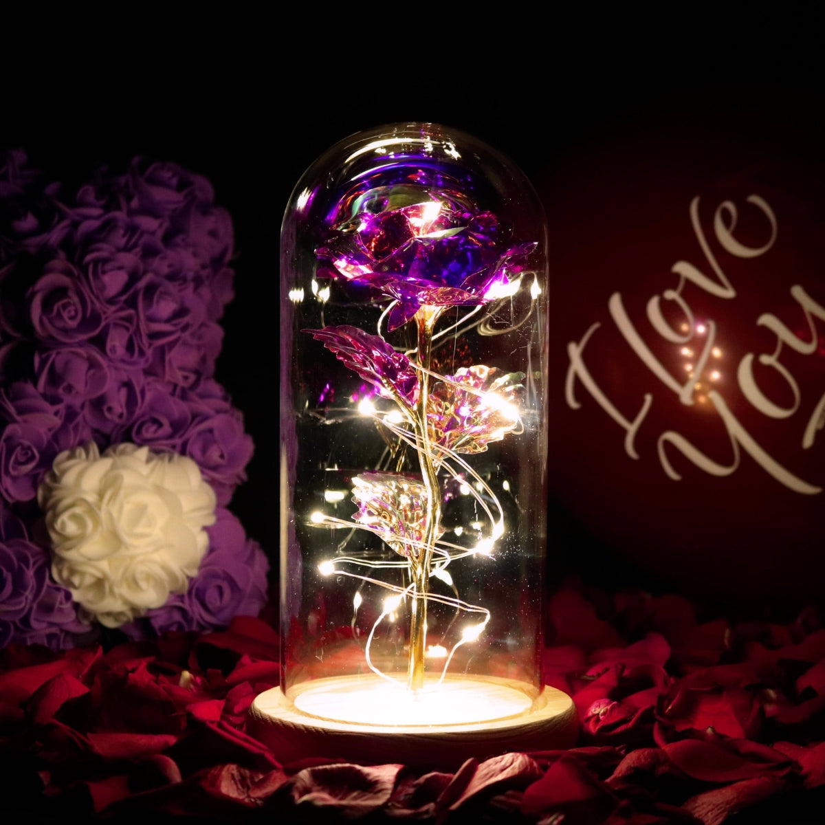 Inicala: Een betoverende paarse roos, beschermd in een glazen stolp en omringd door glinsterende LED-lichtjes. Een prachtig symbool van eeuwige liefde, perfect voor speciale gelegenheden.
