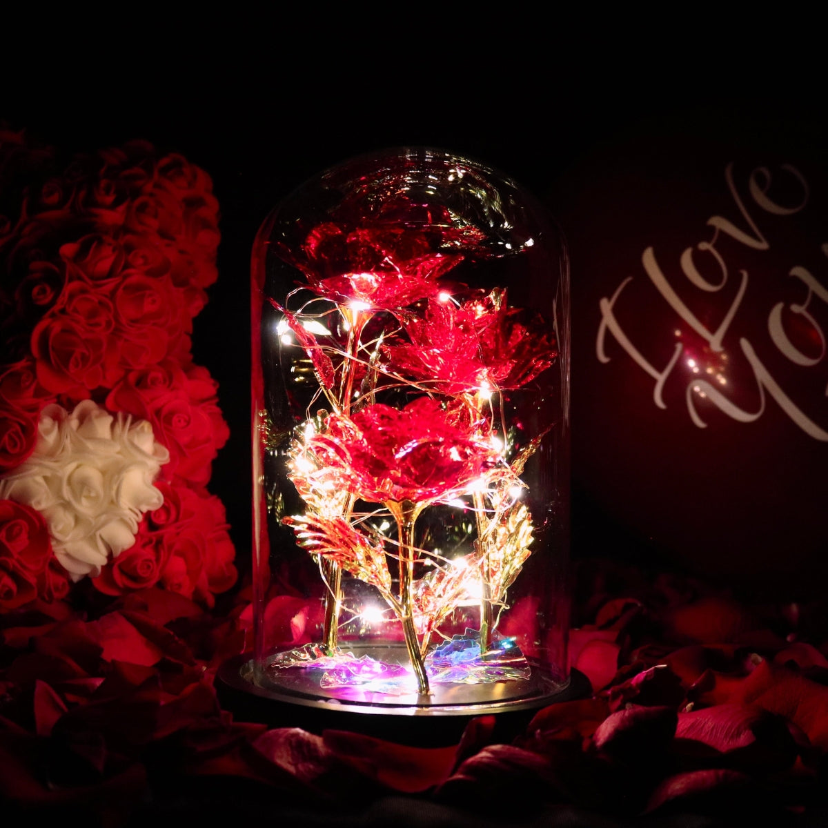 Een elegant boeket van rode rozen, stralend met LED-lichtjes en omhuld door een glazen stolp. Een romantisch en onvergetelijk cadeau voor speciale momenten.