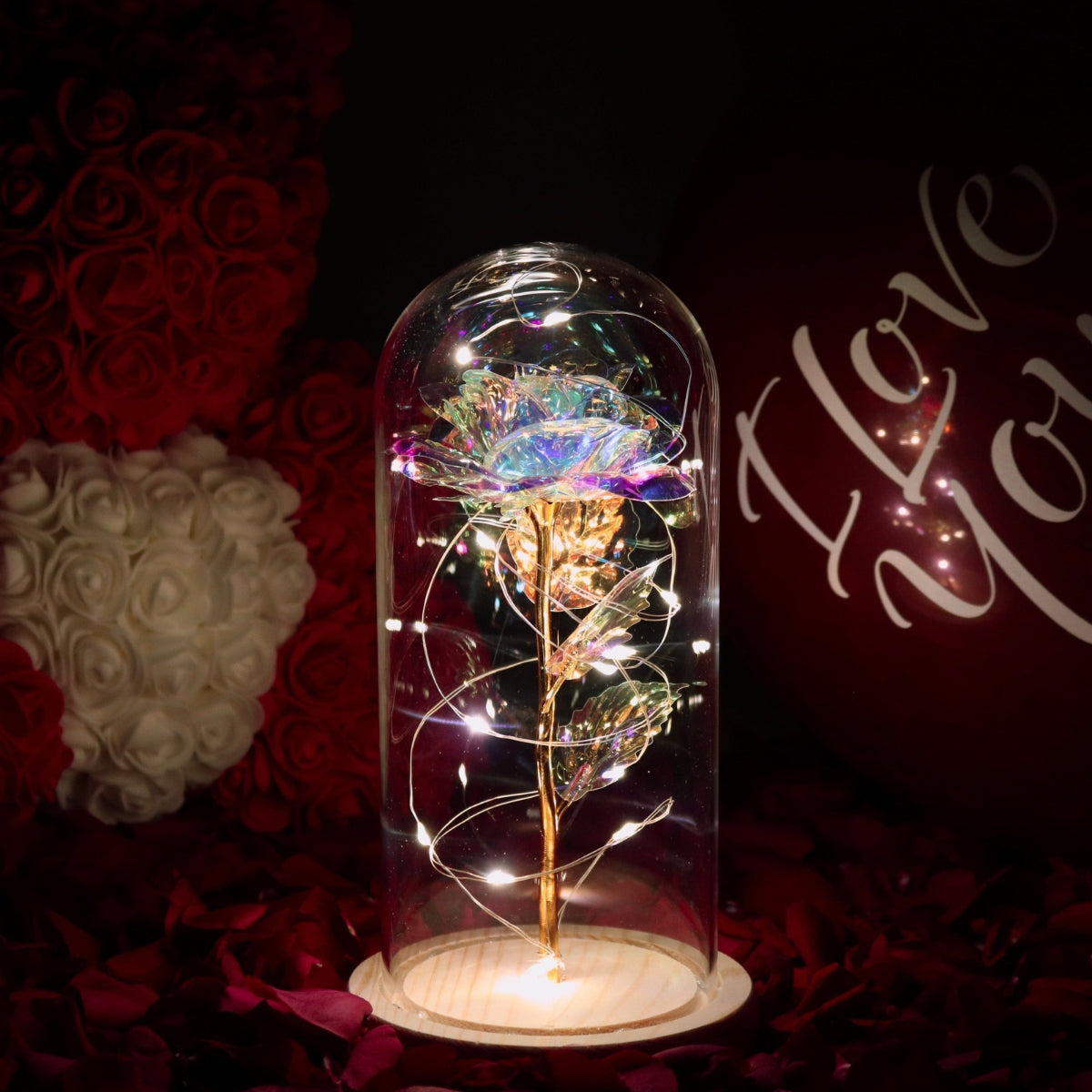 Inicala: Een glinsterende iriserende roos in een glazen stolp, omringd door sprankelende LED-lichtjes. Een magisch en tijdloos cadeau dat liefde en bewondering uitstraalt.