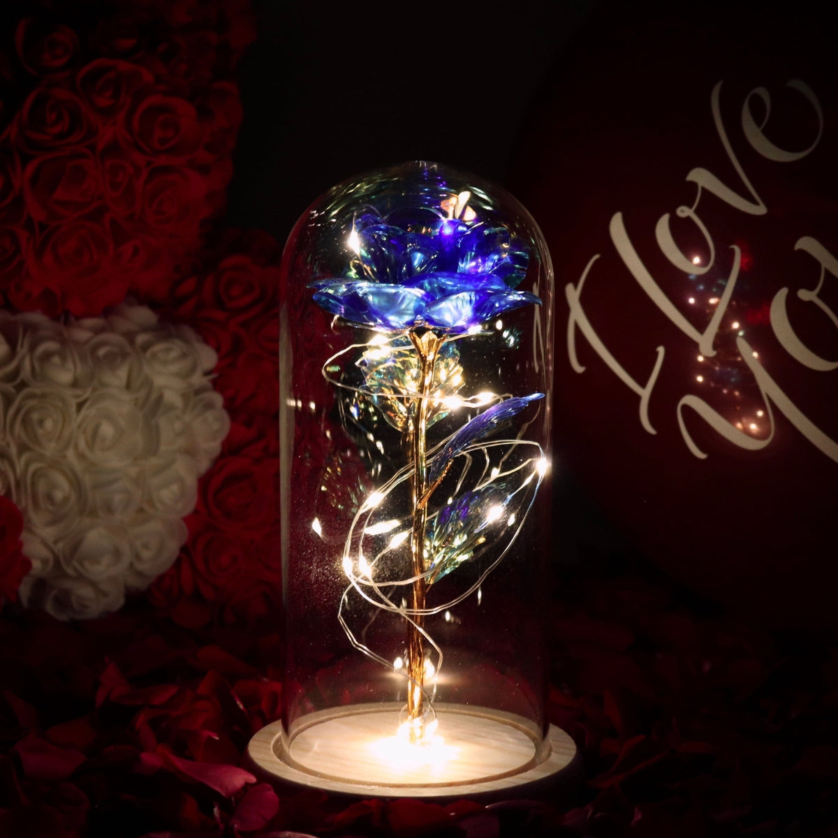 Inicala: Een stralend blauwe roos in een glazen stolp, omringd door fonkelende LED-lichtjes. Een uniek en elegant symbool van liefde, perfect als onvergetelijk cadeau.
