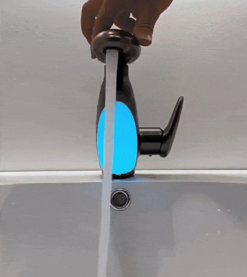 Flowsense™ kraan van Inicala.nl met blauwe LED-verlichting en krachtige straal. De slimme temperatuurindicatie zorgt voor veilig gebruik en een stijlvolle badkamerervaring.