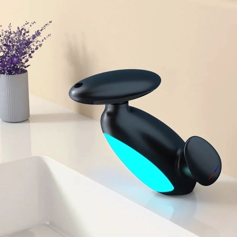 Flowsense™ kraan in matzwart met LED-verlichting, geplaatst op een witte wastafel – stijlvol en veilig met temperatuurindicatie. Verkrijgbaar via Inicala.nl.