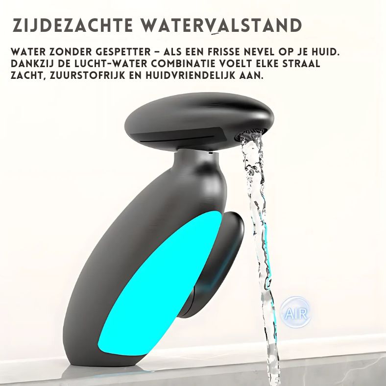 Flowsense™ kraan op Inicala.nl in actie met zijdezachte watervalstraal – huidvriendelijke lucht-watercombinatie voor comfortabel gebruik en visuele temperatuurweergave via blauwe LED-verlichting.