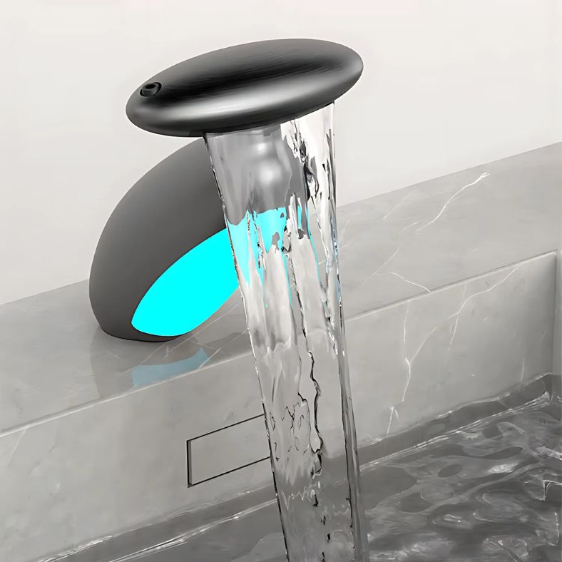 Flowsense™ kraan van Inicala.nl met brede watervalstraal en blauwe LED-verlichting die direct de temperatuur toont – een combinatie van comfort, veiligheid en luxe design voor jouw wastafel.