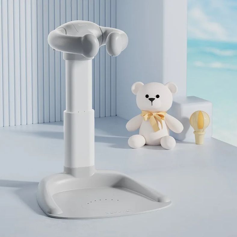 Grijze Lumboo™ – Veilig Staand Badrek voor Kleintjes van Inicala.nl, met zachte armsteunen en antislip basis. Ontworpen om baby's veilig te laten douchen met maximale stabiliteit en comfort.