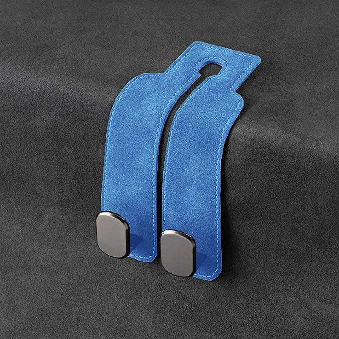 HangEase™ Organizer van Inicala.nl – luxe blauwe suède autostoelhaak met dubbele metalen haken, ideaal om tassen, jassen of boodschappen netjes en veilig in de auto op te hangen.