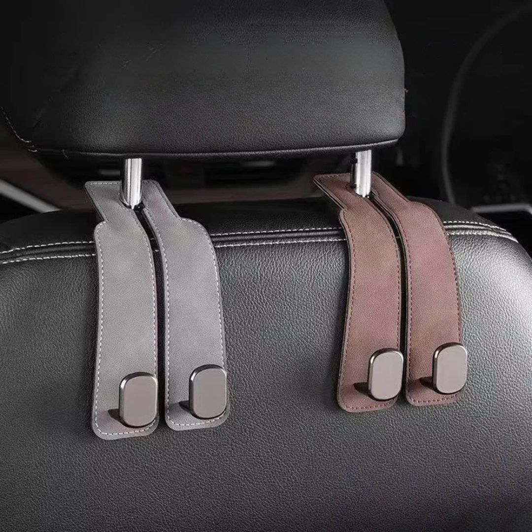 HangEase™ Organizer van Inicala.nl – luxe dubbele autostoelhaken in suède (grijs & bruin) voor het ophangen van tassen en accessoires, zorgt voor een nette en georganiseerde auto.