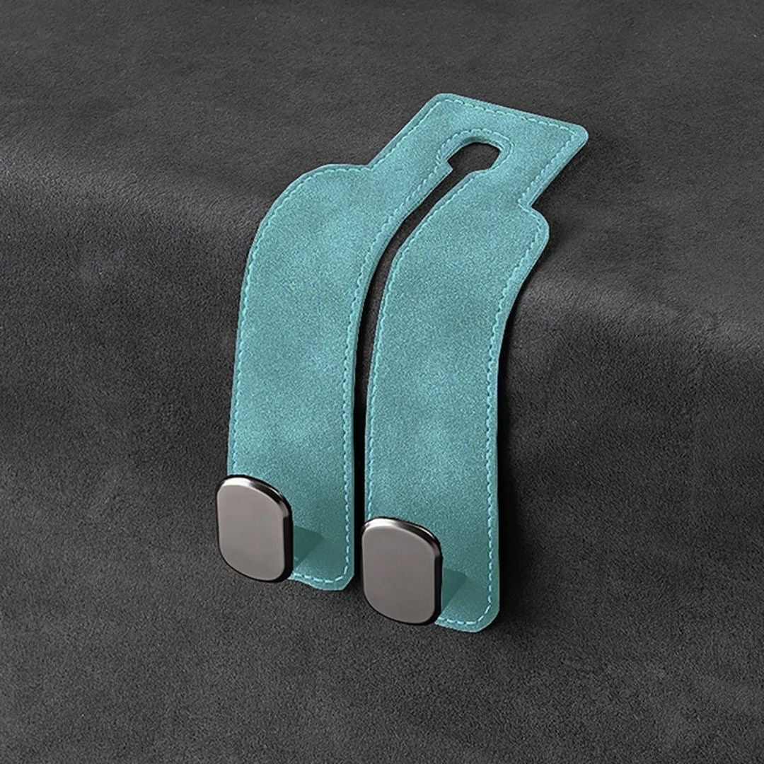 HangEase™ Organizer van Inicala.nl – luxe turquoise suède autostoelhaak met dubbele metalen haken, ideaal om tassen, kleding of boodschappen overzichtelijk en veilig in je auto op te hangen.