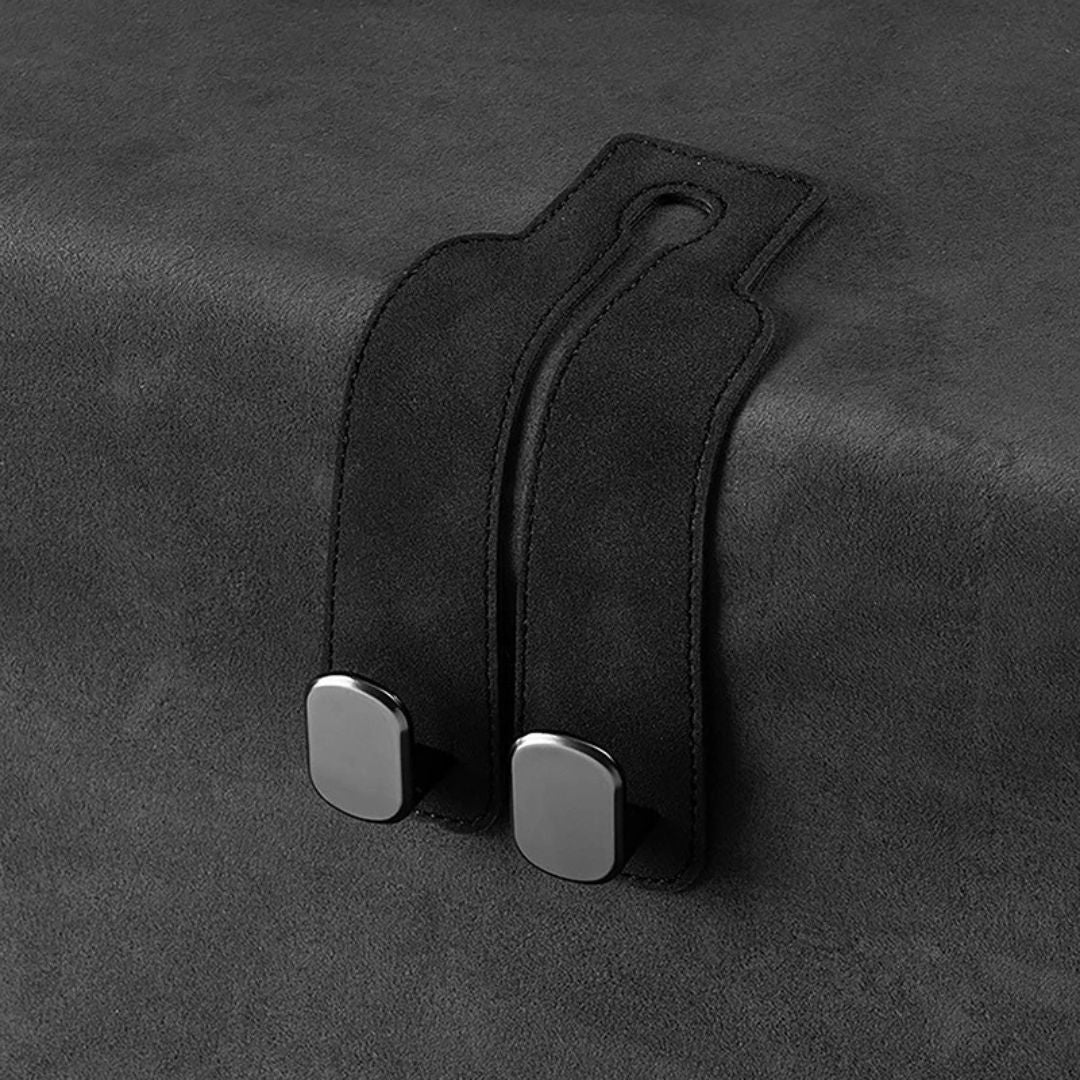 HangEase™ Organizer van Inicala.nl – luxe zwarte suède autostoelhaak met dubbele metalen haken, ideaal voor het ophangen van tassen en accessoires in de auto voor meer orde en gemak.