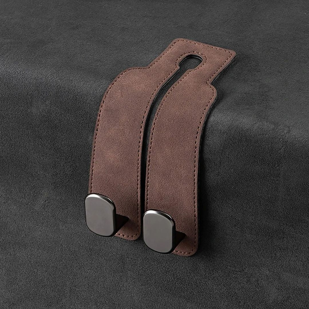 HangEase™ Organizer in Cognac Espresso Suede™ – luxe bruine dubbele autostoelhaak van suède voor tassen, jassen en accessoires, stijlvol en stevig. Ideaal voor