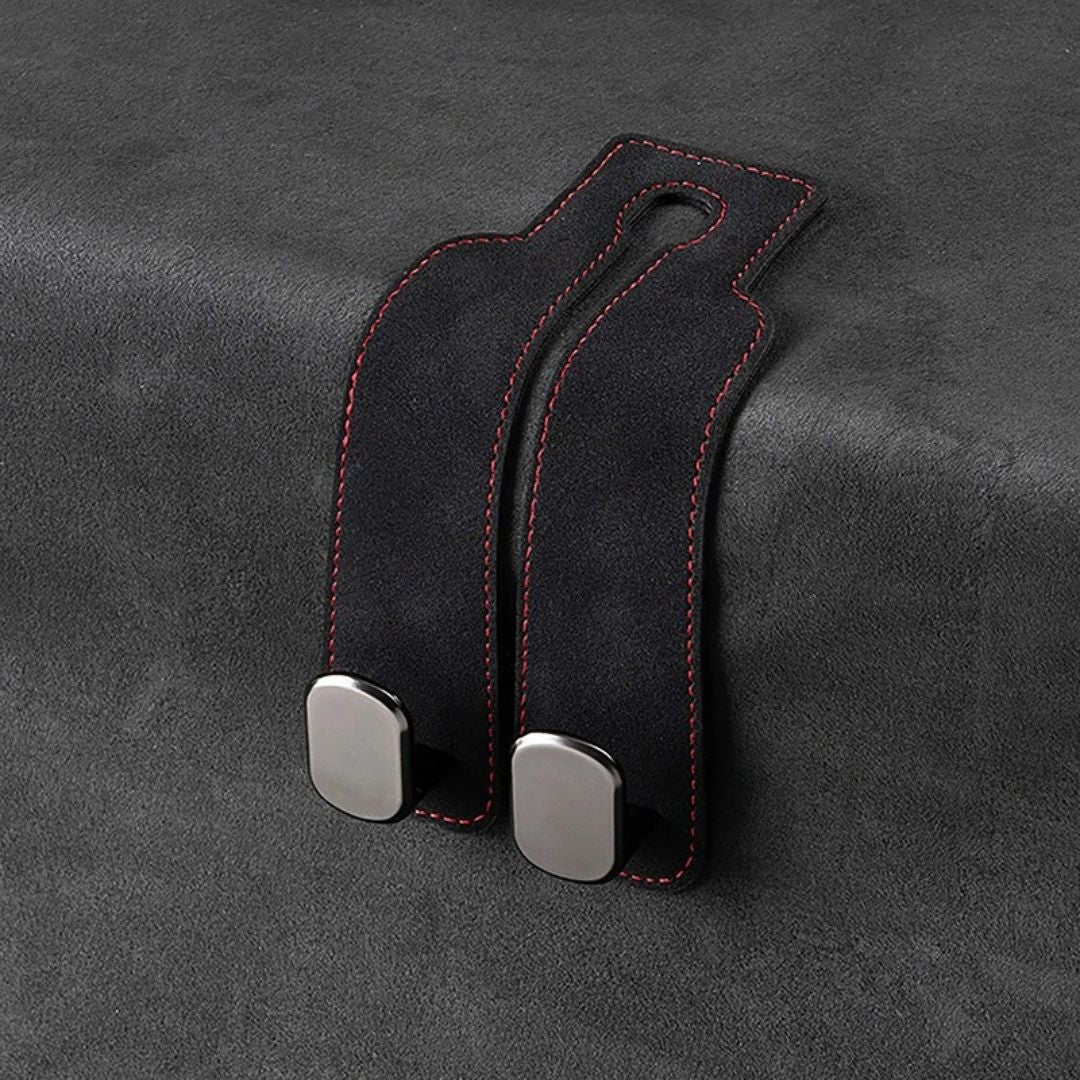 HangEase™ Organizer in Midnight Velocity Suede™ – zwarte dubbele autostoelhaak van luxe suède met rode stiksels, ideaal voor het ophangen van tassen en accessoi
