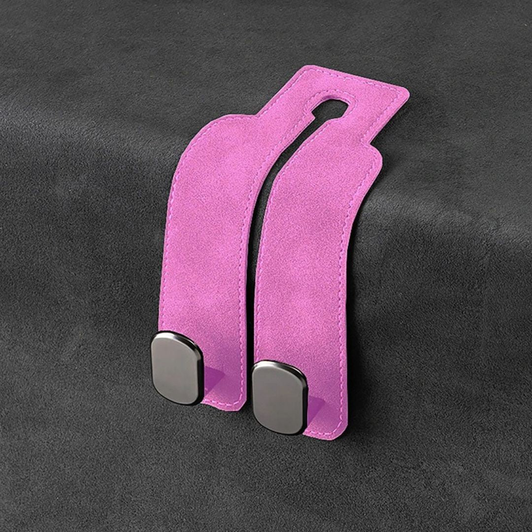 HangEase™ Organizer in opvallend roze suède – luxe dubbele autostoelhaak voor tassen en accessoires, praktisch en stijlvol. Te koop bij Inicala.nl.