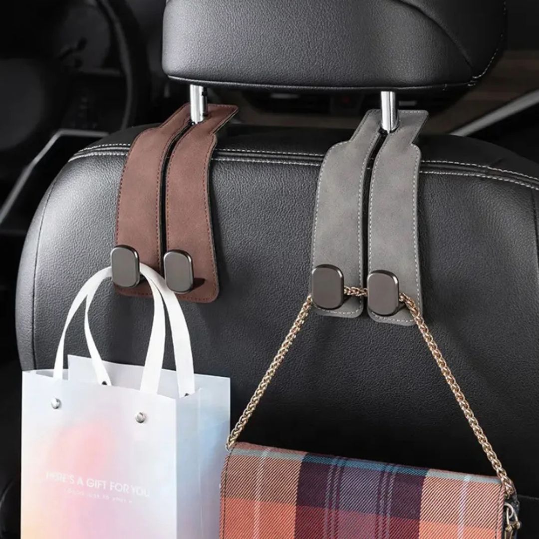 HangEase™ Organizer van Inicala.nl – luxe dubbele autostoelhaak in bruin en grijs suède, gemonteerd aan de hoofdsteun. Ideaal voor het ophangen van tassen en ac