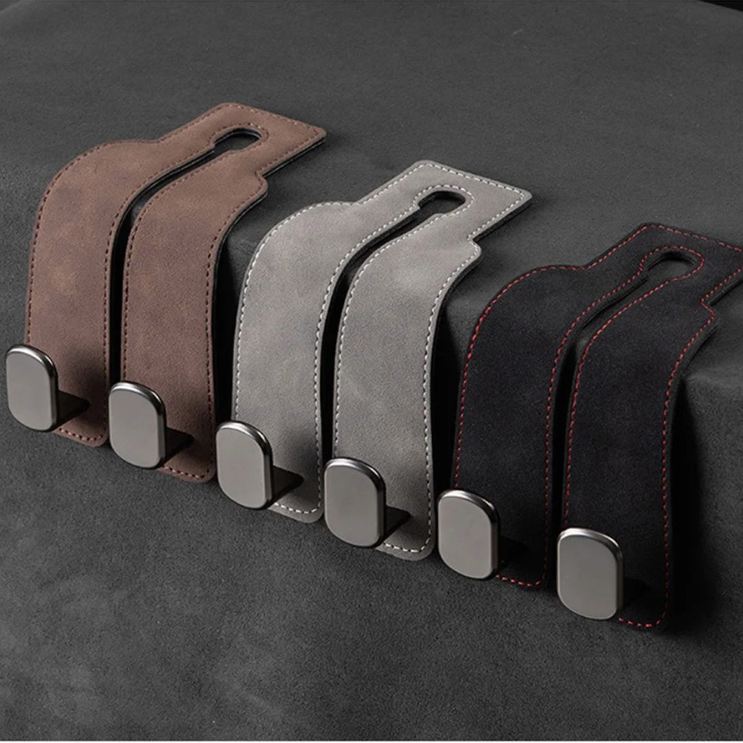 HangEase™ Organizer van Inicala.nl – luxe dubbele autostoelhaken in bruin, grijs en zwart suède. Stijlvol en stevig, ideaal om tassen en accessoires overzichtel