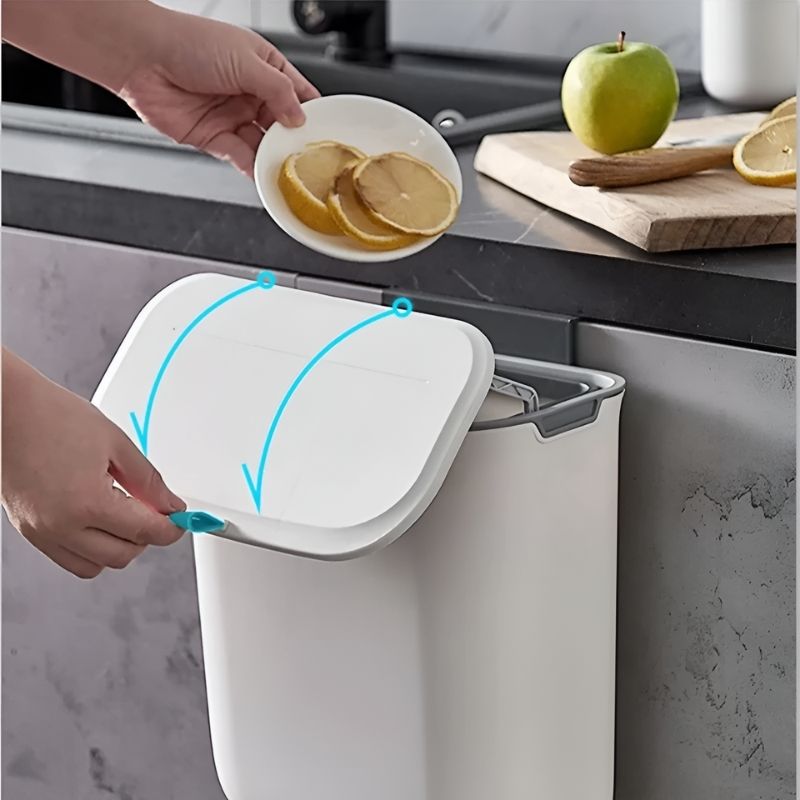 Een strak ontworpen HydroBin™ afvalbak, perfect geschikt voor aanrechtmontage. Met een neerwaarts openend deksel, ideaal voor snel en efficiënt opruimen van keukenafval. Ruimtebesparend en stijlvol.