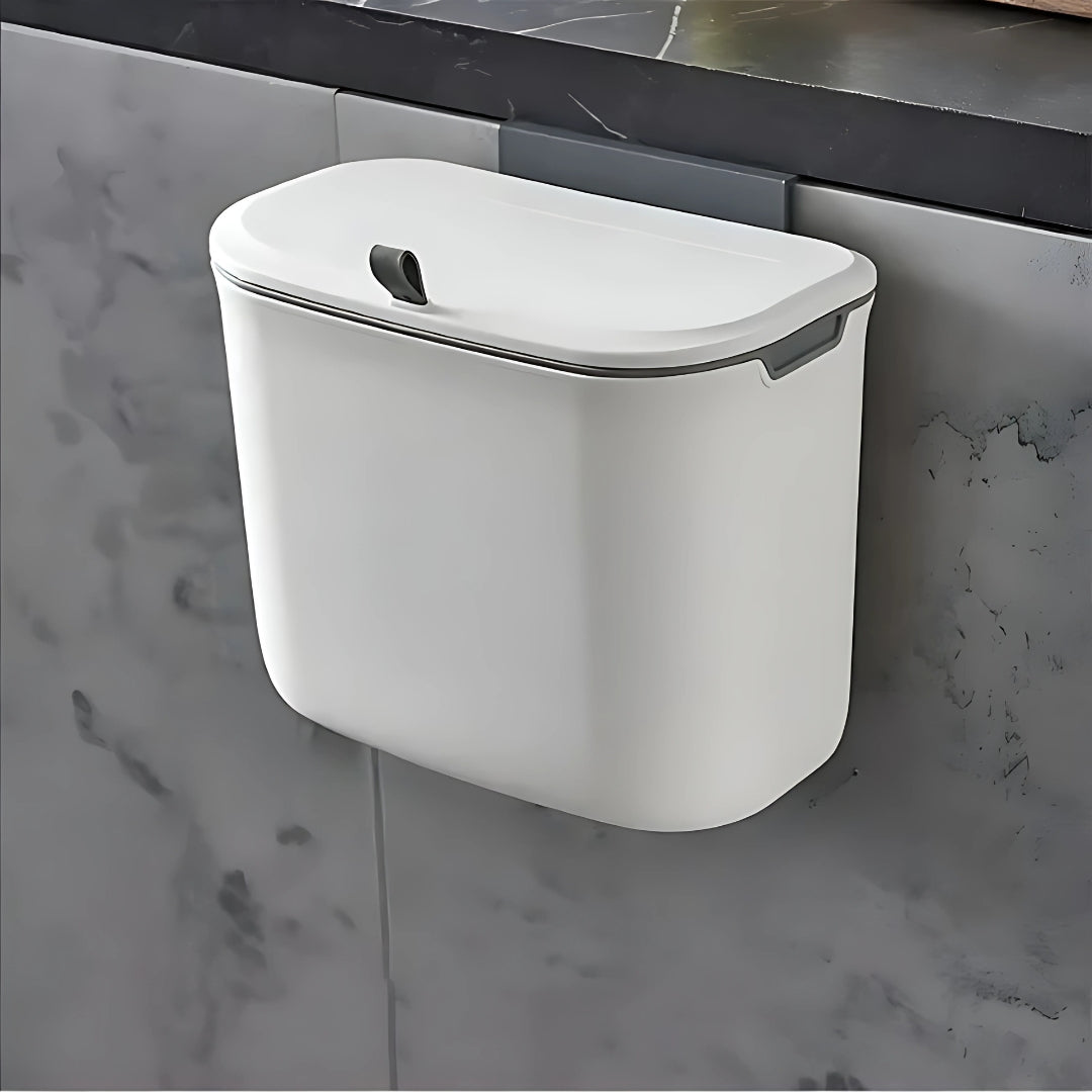 De HydroBin™, een compacte afvalbak met deksel, ideaal voor montage op kastdeuren. Met afmetingen van 21x26x15 cm past hij perfect in kleine ruimtes, biedt hij 7 liter inhoud en houdt hij je keuken netjes.