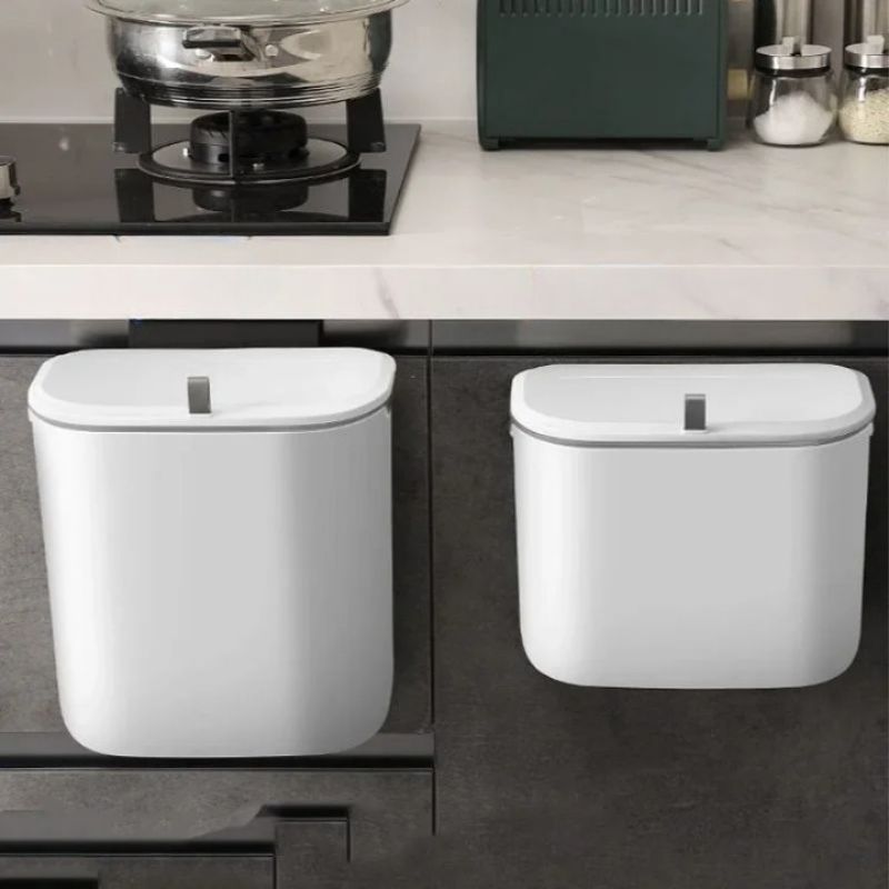 Strakke, wandgemonteerde afvalbak in een moderne keuken. Minimalistisch ontwerp dat stijl en functionaliteit moeiteloos combineert. Perfect voor een opgeruimd huis zonder gedoe.