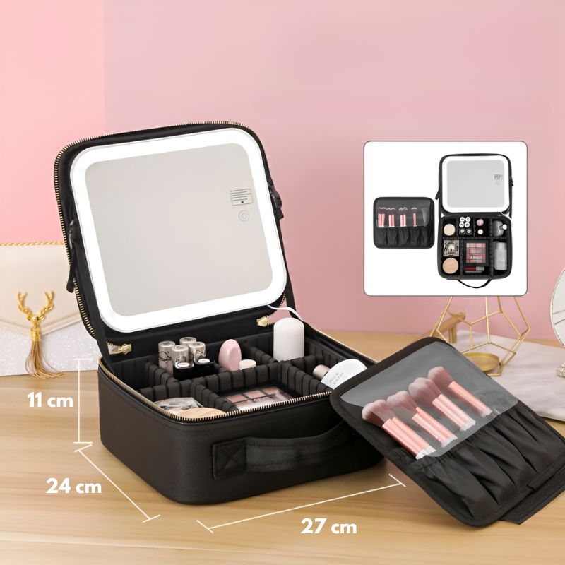 GlamVista™ LED Make-up Organizer in een openstaande positie. De tas heeft verstelbare compartimenten, een ingebouwde spiegel met LED-verlichting en speciale borstelsleuven. Ideaal voor een georganiseerde beauty-routine, waar je ook bent.